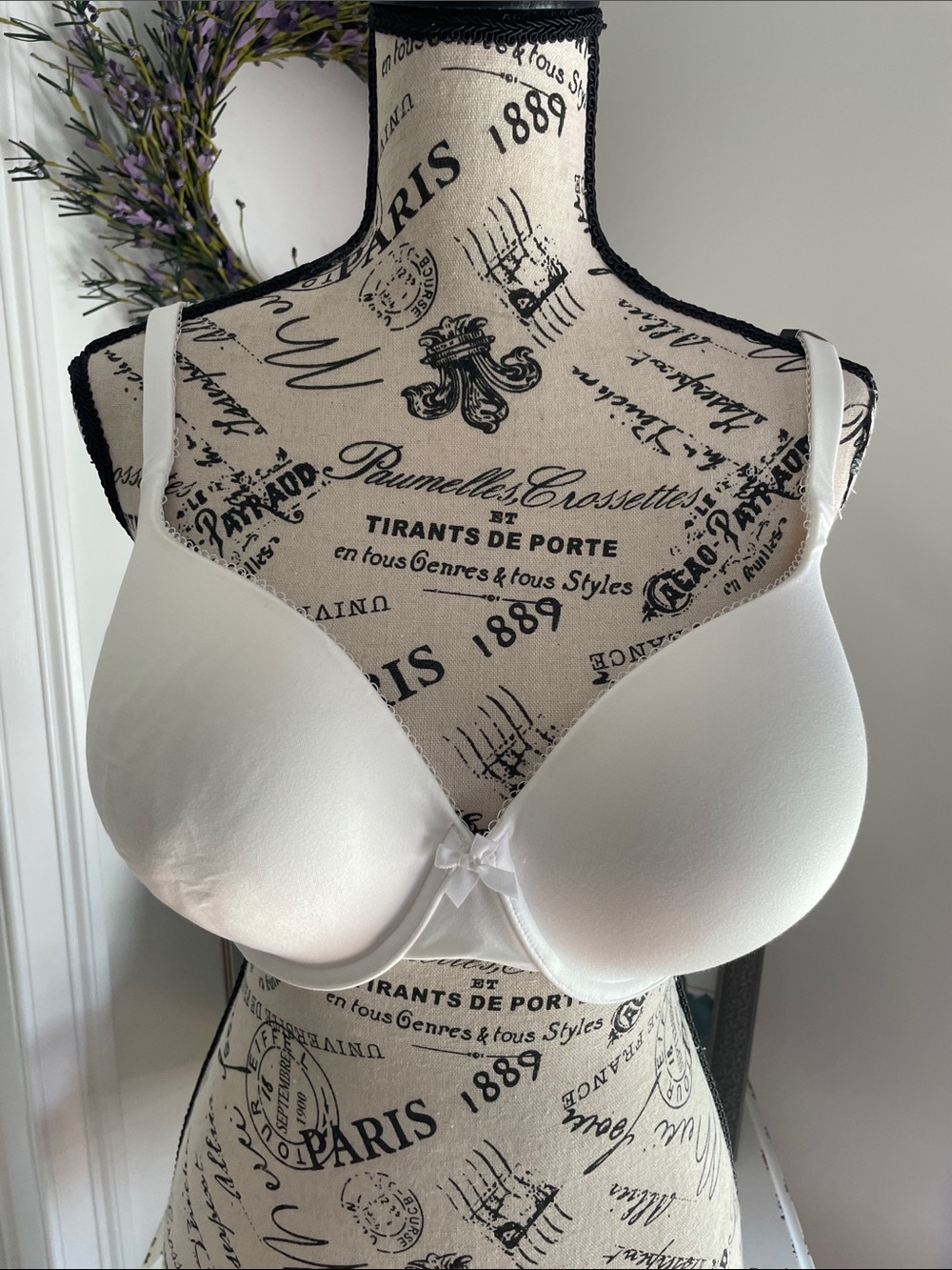 Victoria Secret’s Everyday White 40D Bra with Light Padding NWT